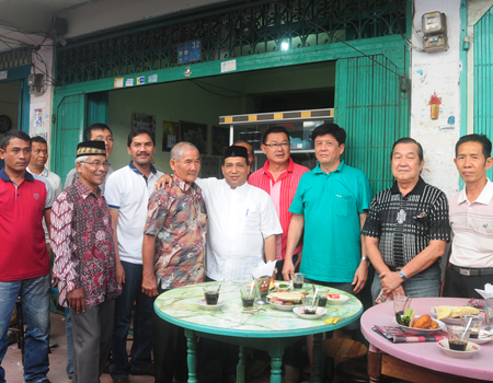 Abu Razak Ngopi Bareng China Peunayong